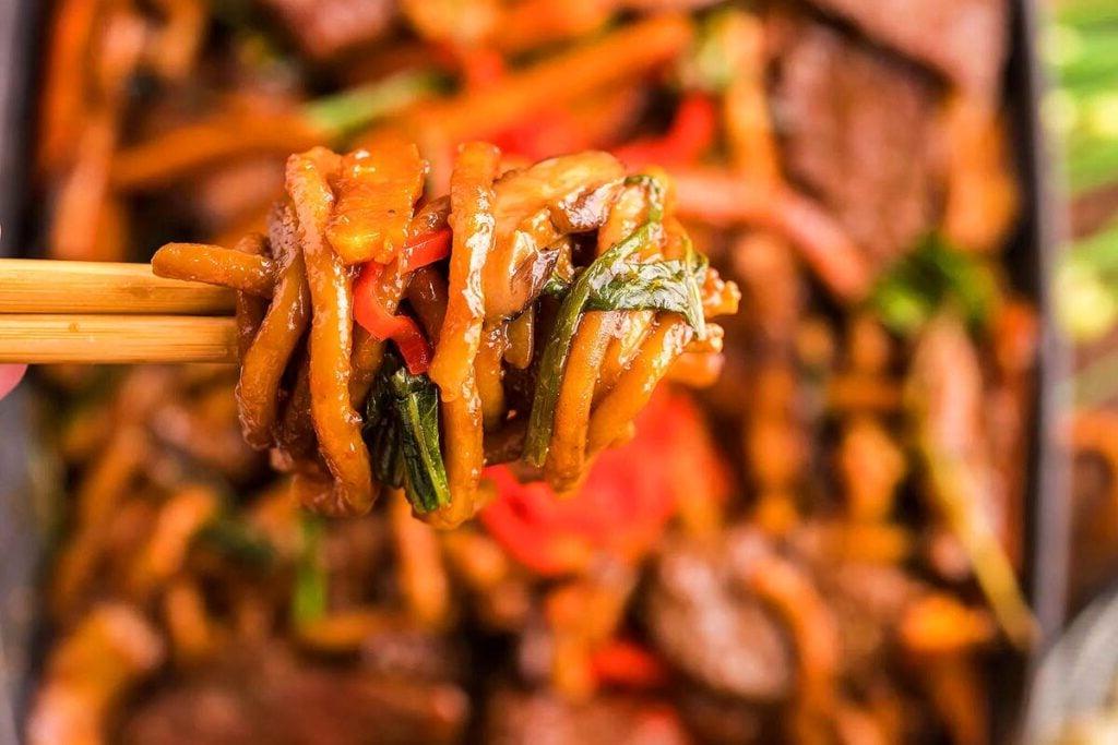Εύκολο Δείπνο με Γουόκ: 18 Συνταγές Stir-Fry 2 Stir fry μοσχάρι Yaki Udon noodle με ξυλάκια.