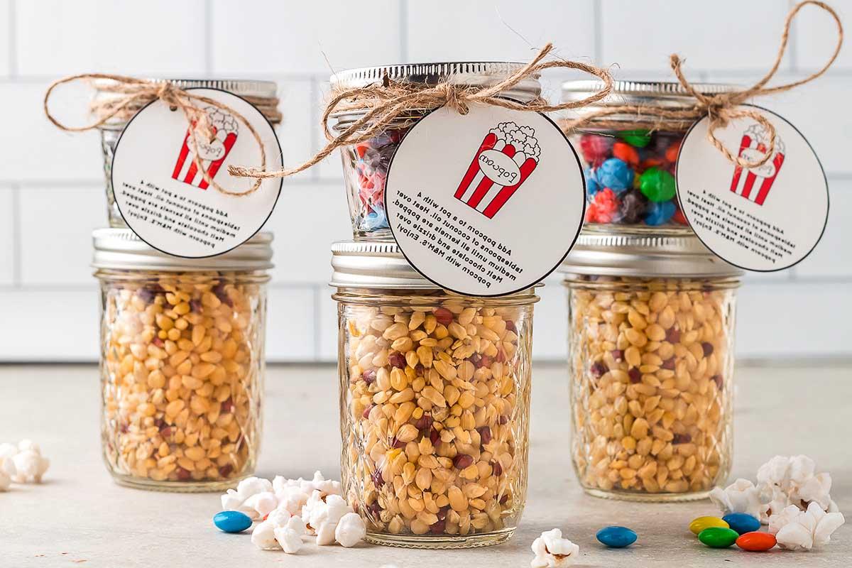 Ποπ κορν με M&M και Σοκολάτα – Σετ Δώρου DIY 2 DIY δώρο σε βάζο: Τρία γυάλινα βάζα γεμάτα με ποπ κορν και καραμέλες.