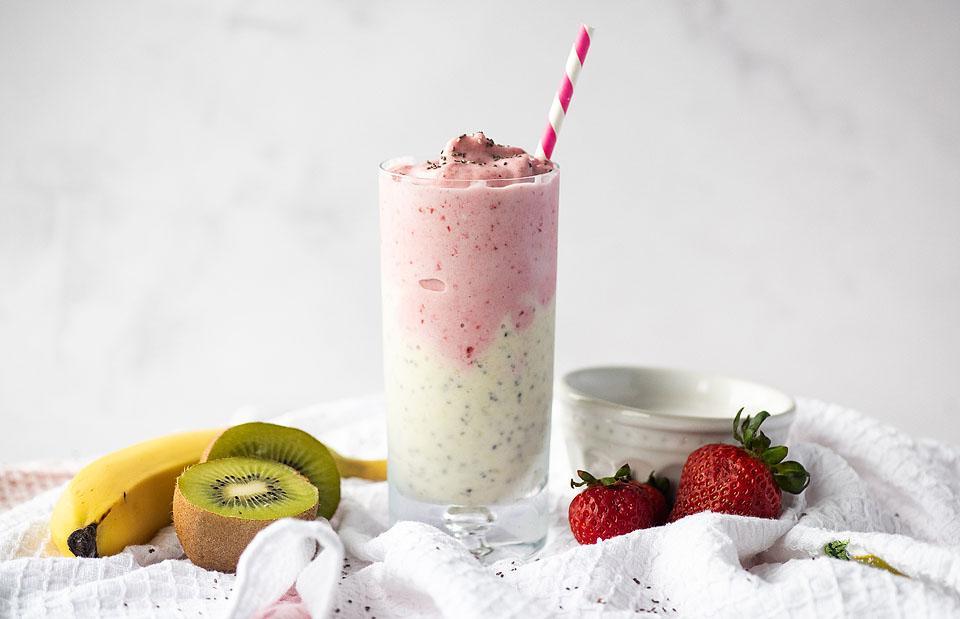 27 Εύκολες Συνταγές Smoothie για να Κάνουν την Ημέρα σας Καλύτερη 2 Στρωμένο smoothie φράουλας σε ποτήρι.