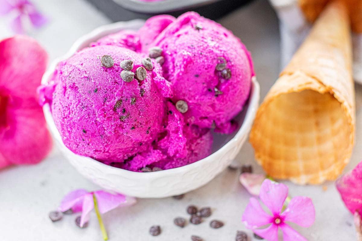 Παγωτό Φρούτο του δράκου 2 Παγωτό dragon fruit σε μπολ με λουλούδια.