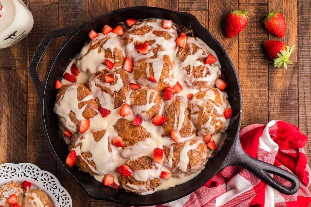 13 Νόστιμες Συνταγές για Ρολά Κανέλας Pillsbury που Πρέπει να Δοκιμάσετε Άμεσα 2 French toast made in a skillet.