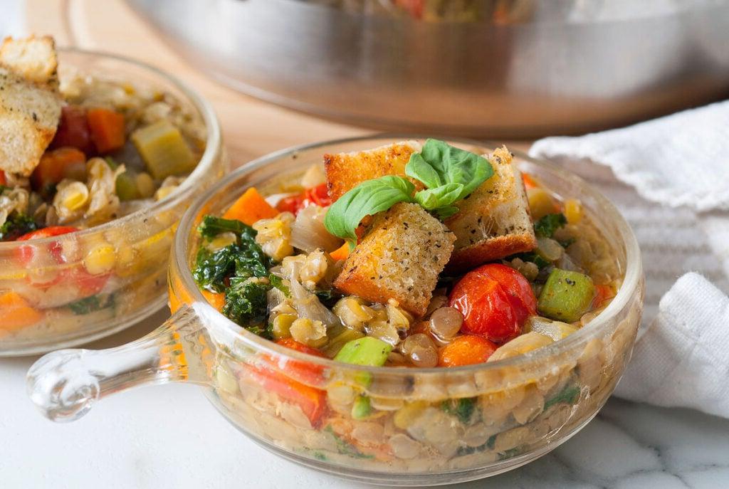 25 Νόστιμες Συνταγές Φακής για να Χορτάσεις 2 Lentil soup in a bowl with a spoon.