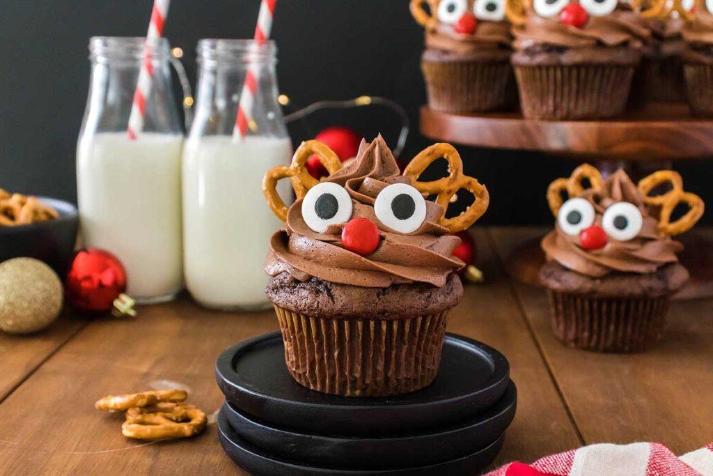 Εύκολα Καπκέικ Ταράνδου 11 Cupcakes Rudolf διακοσμημένα με κέρατα από πρέτσελ και σοκολατούχο γάλα.