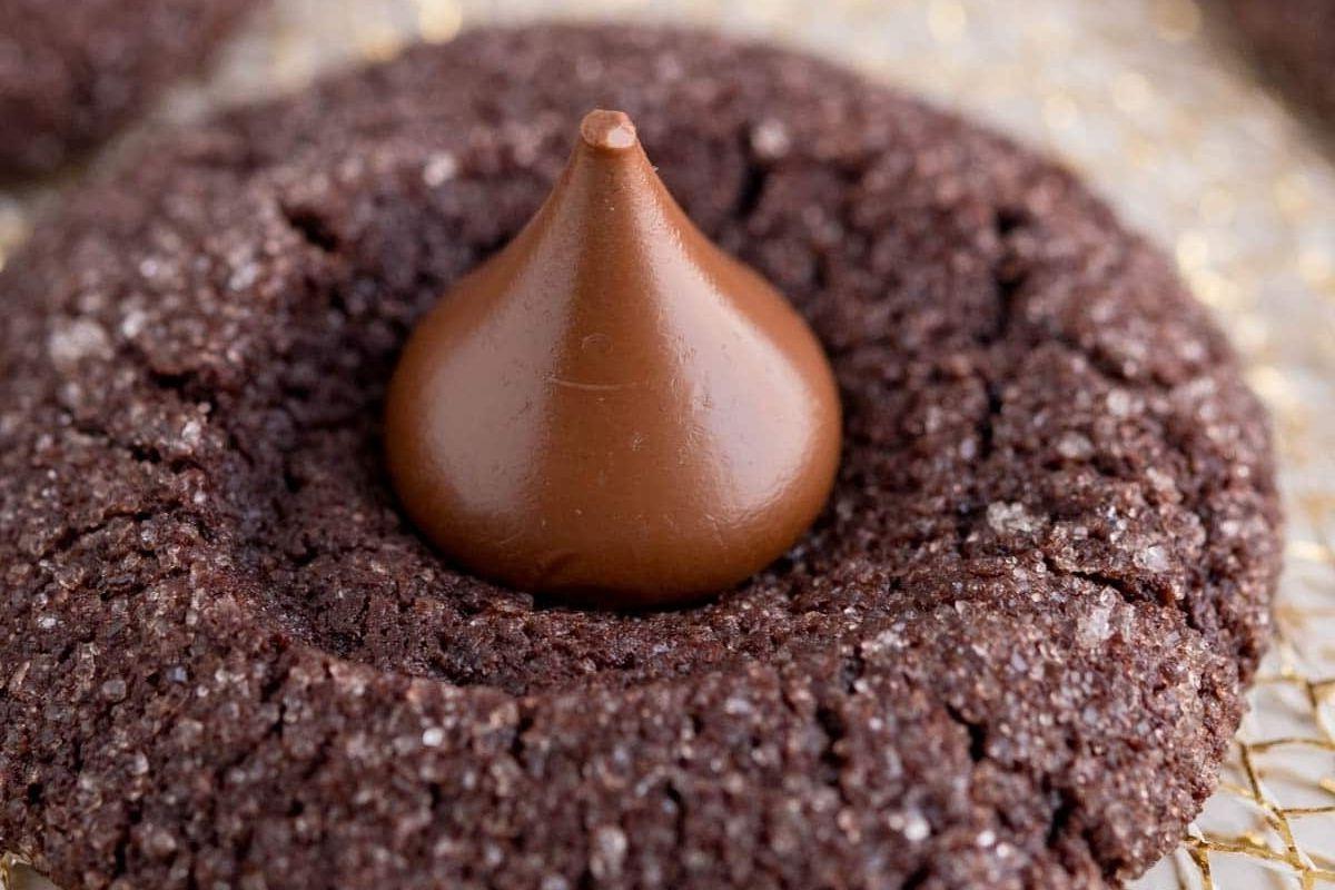 21 Λαχταριστές Συνταγές με σοκολάτα Hershey's Kiss 11 Ένα απολαυστικό σοκολατένιο μπισκότο με ένα λαχταριστό σοκολατάκι Kiss στην κορυφή.