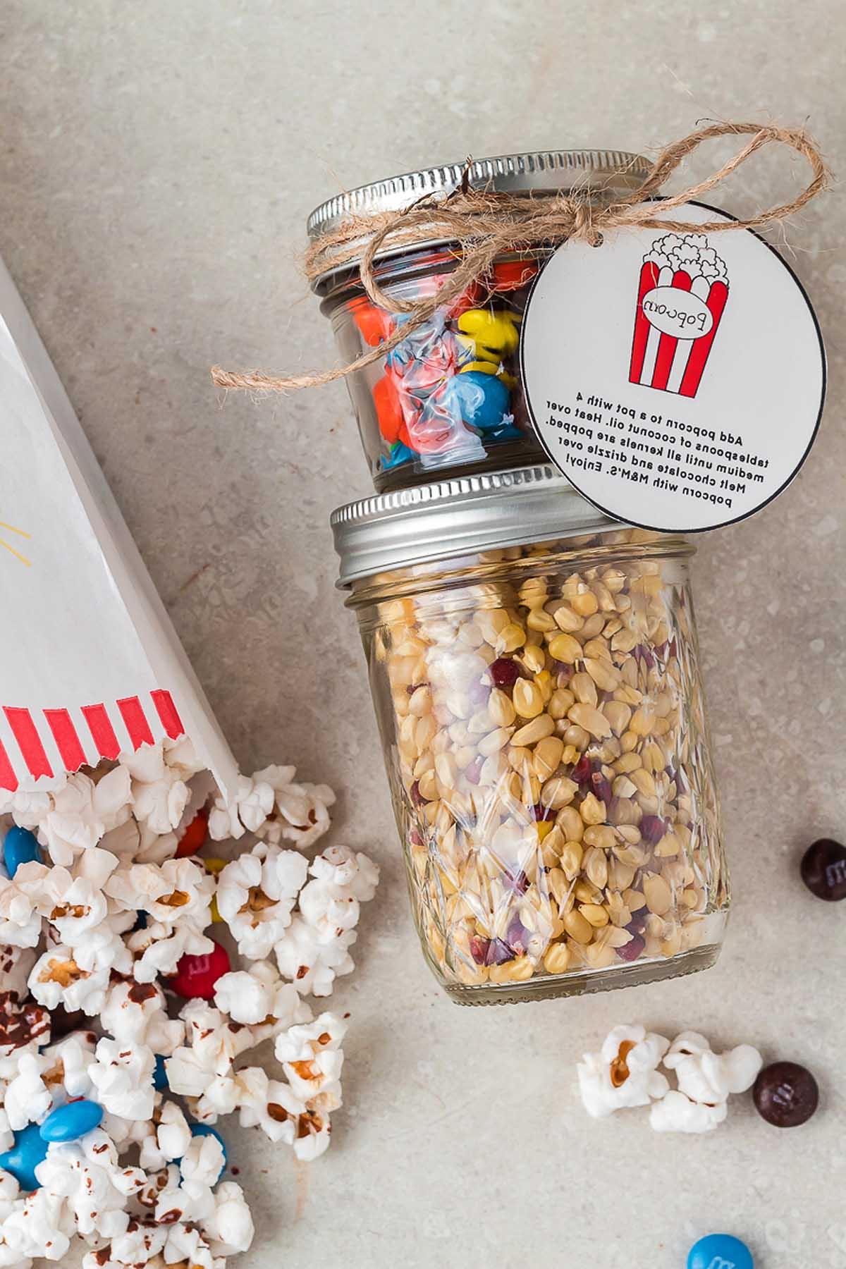 Ποπ κορν με M&M και Σοκολάτα – Σετ Δώρου DIY 11 Εύκολη ιδέα δώρου DIY ποπ κορν σε βάζο.