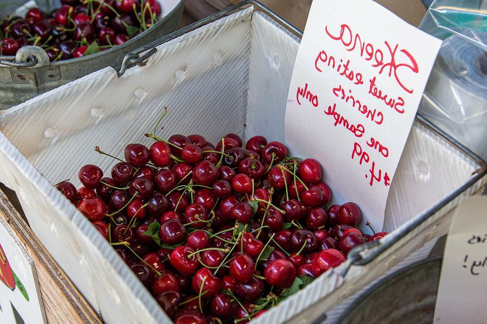 Η Εποχή των Κερασιών στη Βρετανική Κολομβία και την Ουάσινγκτον: Οδηγός Κερασιών 11 Η food blogger Bella Bucchiotti της xoxoBella μοιράζεται πληροφορίες για την εποχή των κερασιών στην BC και WA και τον καλύτερο τρόπο επιλογής κερασιών.