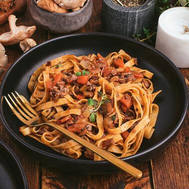 Ραγκού Μανιταριών 12 Food blogger, Bella Bucchiotti of xoxoBella, shares a recipe for mushroom ragu which is a tasty vegan pasta sauce. You will love this meatless ragu.