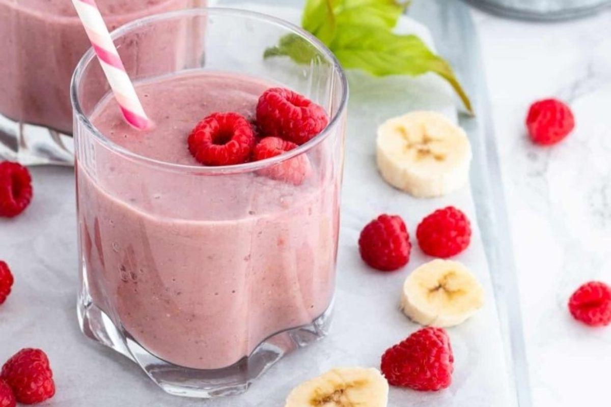 27 Εύκολες Συνταγές Smoothie για να Κάνουν την Ημέρα σας Καλύτερη 12 Δύο ποτήρια smoothie με σμέουρα, μπανάνες και συνταγές pinwheel.