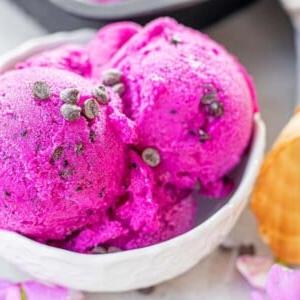 Παγωτό Φρούτο του δράκου 12 Παγωτό dragon fruit σε μπολ.