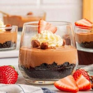 Νουτέλα Μους Κουπάκια 12 Ποτηράκια μους Nutella με φράουλες και σαντιγί