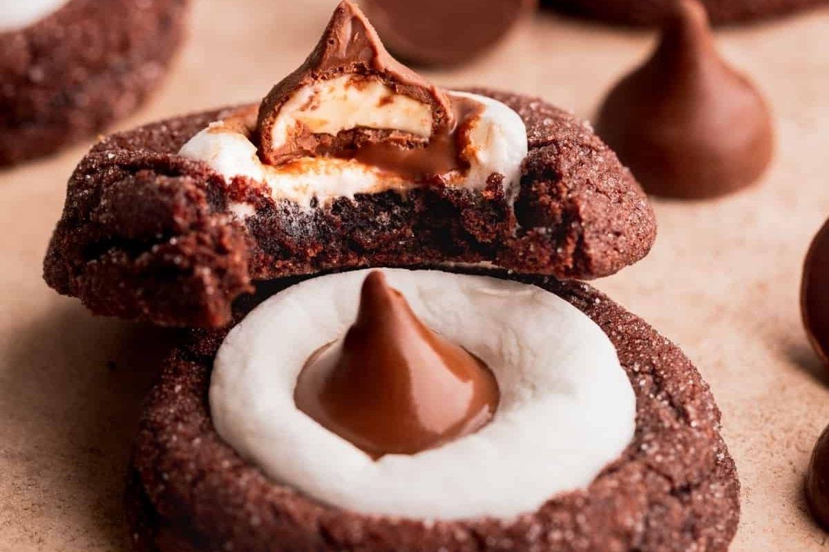 21 Λαχταριστές Συνταγές με σοκολάτα Hershey's Kiss 12 Μπισκότα σοκολάτας S'mores με έκπληξη Hershey Kiss.