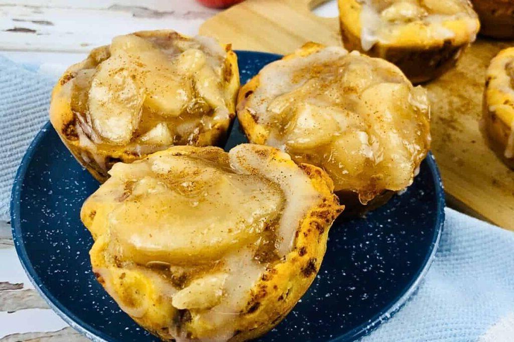 13 Νόστιμες Συνταγές για Ρολά Κανέλας Pillsbury που Πρέπει να Δοκιμάσετε Άμεσα 12 Three cinnamon roll apple pie cups on a plate.