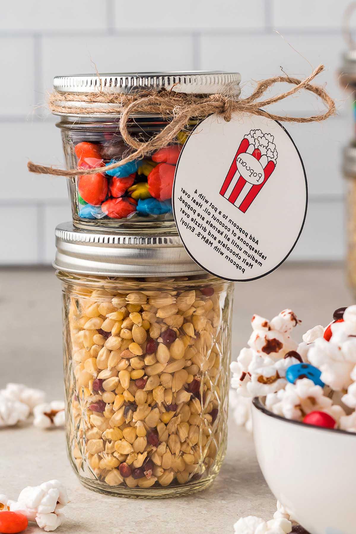Ποπ κορν με M&M και Σοκολάτα – Σετ Δώρου DIY 12 Δημιουργήστε ένα απολαυστικό DIY δώρο σε βάζο συνδυάζοντας ποπ κορν και καραμέλες. Ιδανικό για κάθε περίσταση, αυτό το DIY κιτ δώρου ποπ κορν σε βάζο mason σίγουρα θα εντυπωσιάσει. Κακομαθήστε