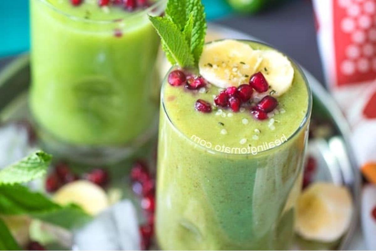 27 Εύκολες Συνταγές Smoothie για να Κάνουν την Ημέρα σας Καλύτερη 13 Δύο ποτήρια πράσινου smoothie με συνταγές pinwheel, ρόδι και μπανάνα.