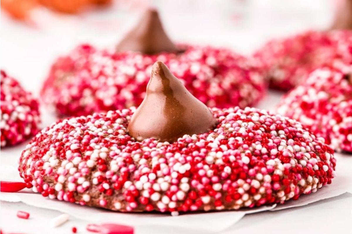21 Λαχταριστές Συνταγές με σοκολάτα Hershey's Kiss 13 Μπισκότα για την ημέρα του Αγίου Βαλεντίνου με συνταγές Hershey Kiss στην κορυφή.