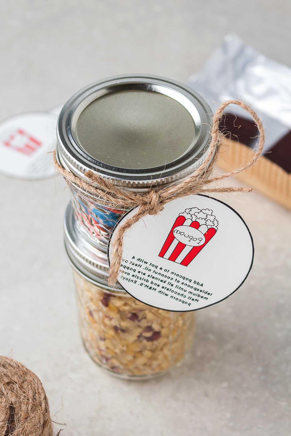 Ποπ κορν με M&M και Σοκολάτα – Σετ Δώρου DIY 13 DIY Δώρο Ποπ Κορν σε βάζο.