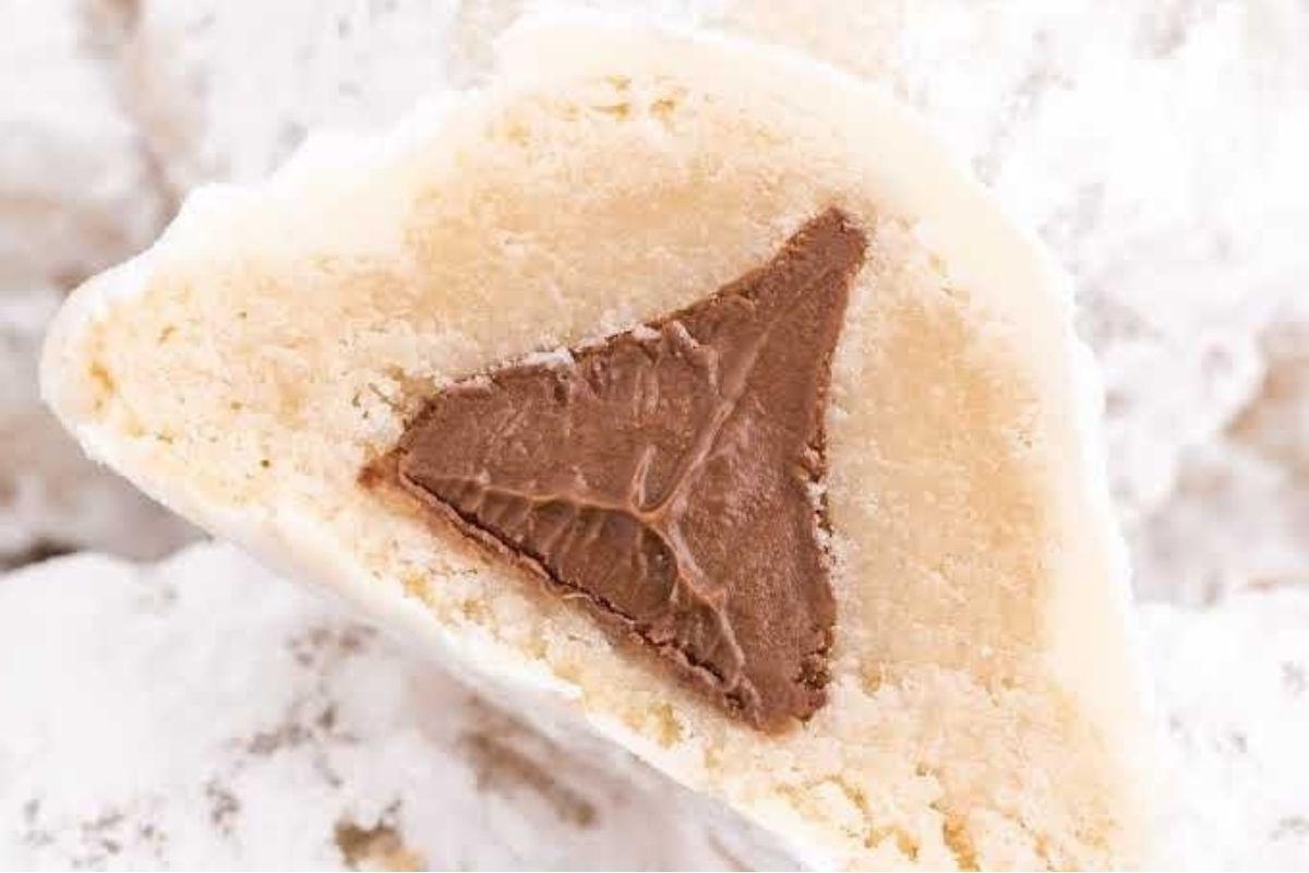 21 Λαχταριστές Συνταγές με σοκολάτα Hershey's Kiss 14 Ένα μπισκότο με ένα απολαυστικό κομμάτι σοκολάτας Hershey ενσωματωμένο μέσα.
