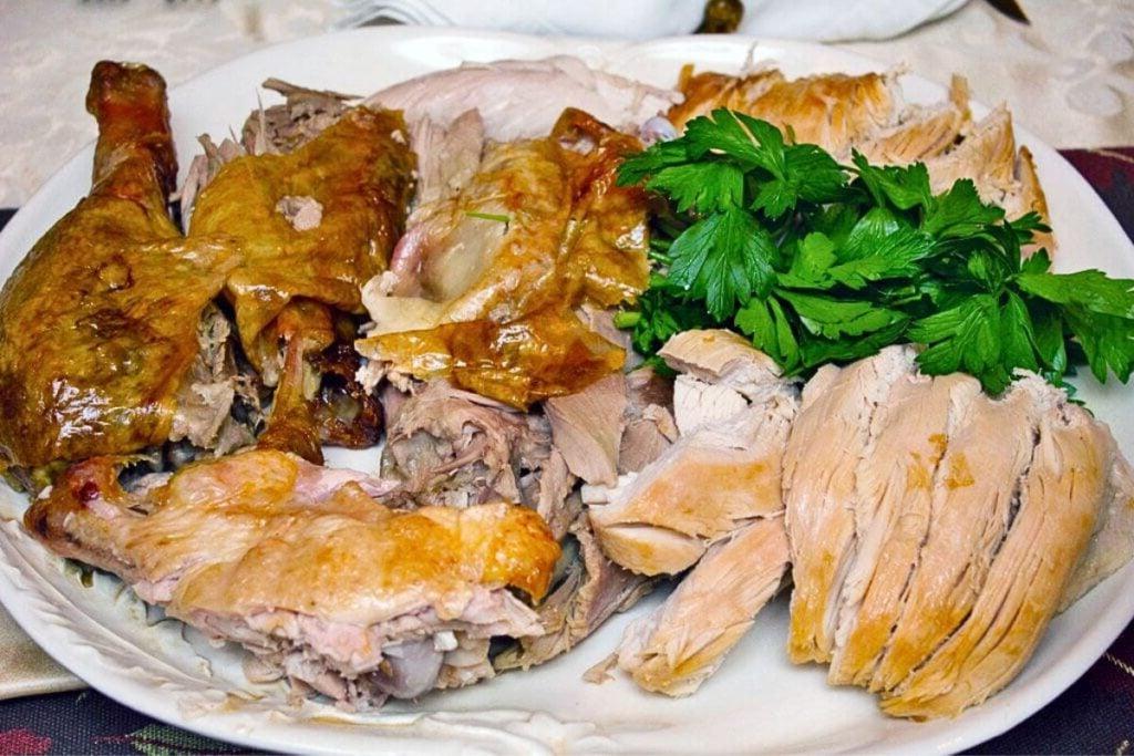 Ψητή γαλοπούλα, σε πιατέλα, κομμένη.