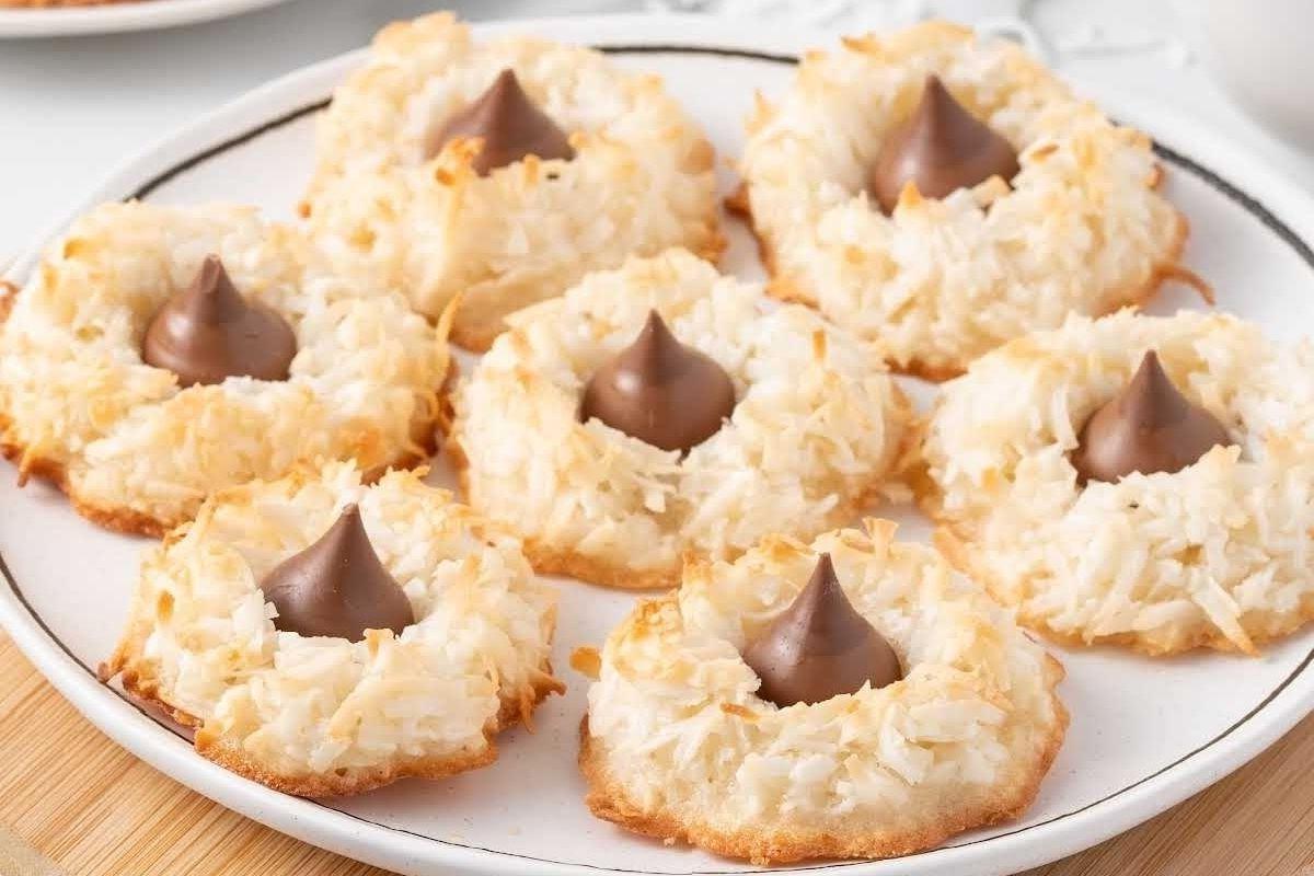 21 Λαχταριστές Συνταγές με σοκολάτα Hershey's Kiss 15 Μακαρόν καρύδας με Hershey kisses σε ένα πιάτο.