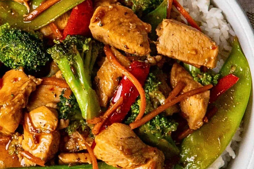 Εύκολο Δείπνο με Γουόκ: 18 Συνταγές Stir-Fry 15 Ένα μπολ με ρύζι, μπρόκολο, πιπεριές και κοτόπουλο με σάλτσα.