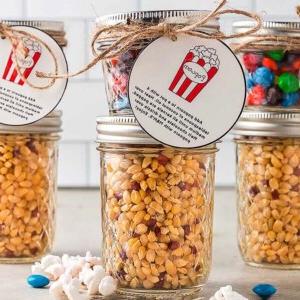 Ποπ κορν με M&M και Σοκολάτα – Σετ Δώρου DIY 15 Εύκολη Ιδέα DIY Δώρου Ποπ Κορν: Τρία βάζα γεμάτα με ποπ κορν και καραμέλες.