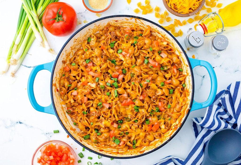 29 Απλές και Φθηνές Φοιτητικές Συνταγές 15 Macaroni and cheese τάκο σε μια κατσαρόλα.