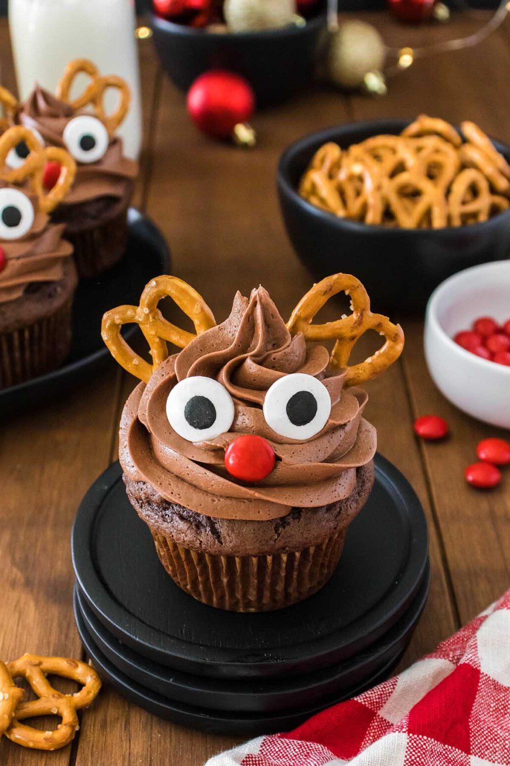 Εύκολα Καπκέικ Ταράνδου 15 Σοκολατένια cupcakes ταράνδου διακοσμημένα με πρέτσελ και μπαστούνια πρέτσελ.
