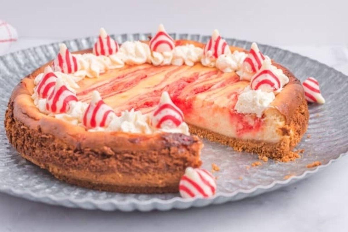 21 Λαχταριστές Συνταγές με σοκολάτα Hershey's Kiss 16 Ένα cheesecake μέντας με σαντιγί και μπαστούνια καραμέλας με συνταγές Hershey Kiss.