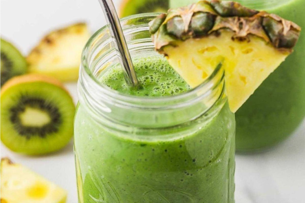 27 Εύκολες Συνταγές Smoothie για να Κάνουν την Ημέρα σας Καλύτερη 16 Ένα πράσινο smoothie με ακτινίδιο, ανανά και συνταγές pinwheel.
