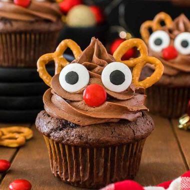 Εύκολα Καπκέικ Ταράνδου 16 Cupcakes ταράνδου με πρέτσελ στην κορυφή.
