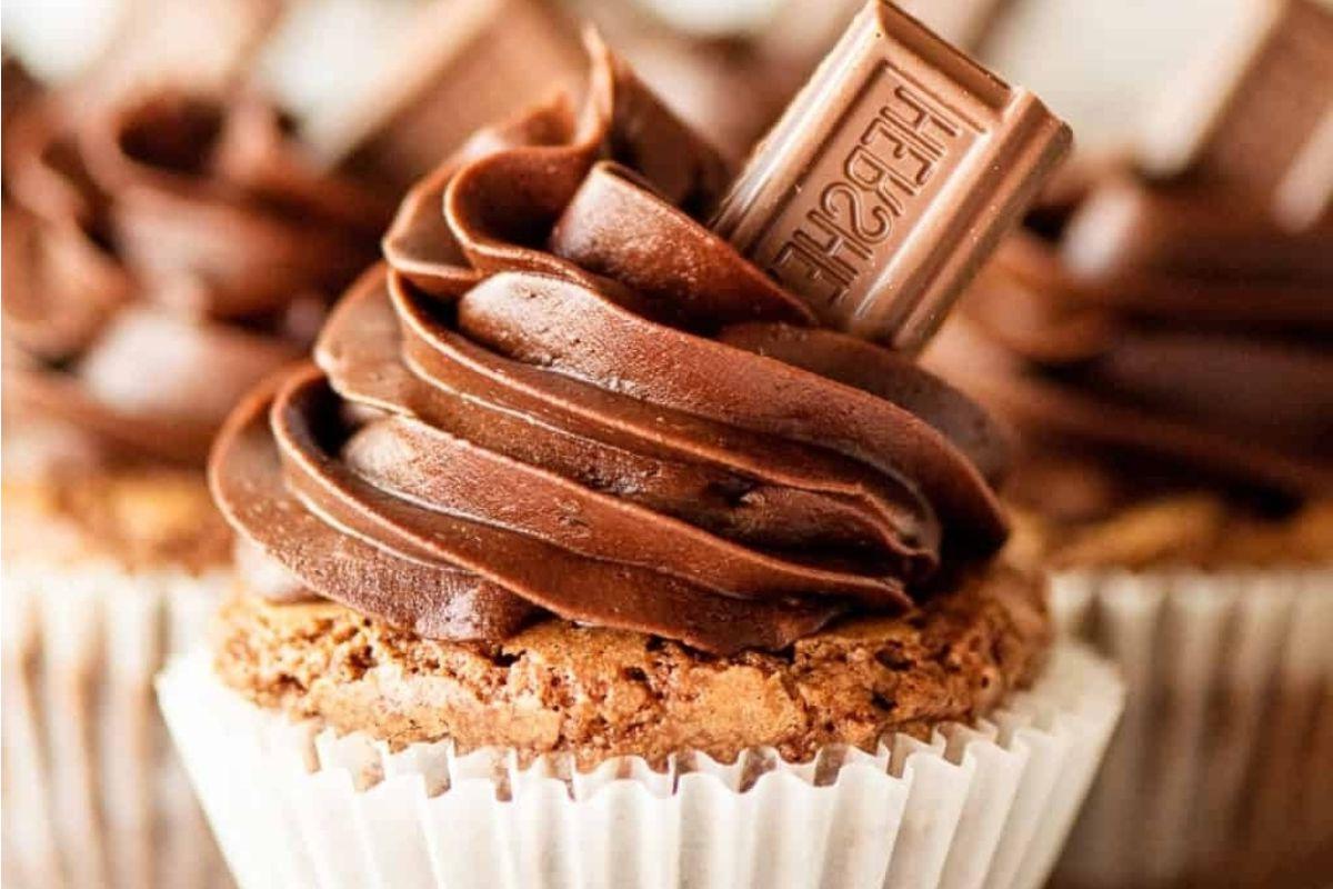 21 Λαχταριστές Συνταγές με σοκολάτα Hershey's Kiss 17 Σοκολατένια cupcakes Hershey Kiss με μια μπάρα σοκολάτας στην κορυφή.