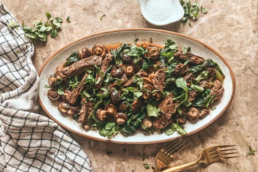 Εύκολο Δείπνο με Γουόκ: 18 Συνταγές Stir-Fry 17 Ένα πιάτο γεμάτο με stir fried skirt steak.
