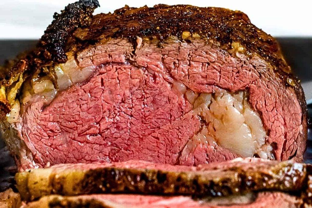 Ένα ζουμερό ψητό prime rib, κομμένο σε φέτες.