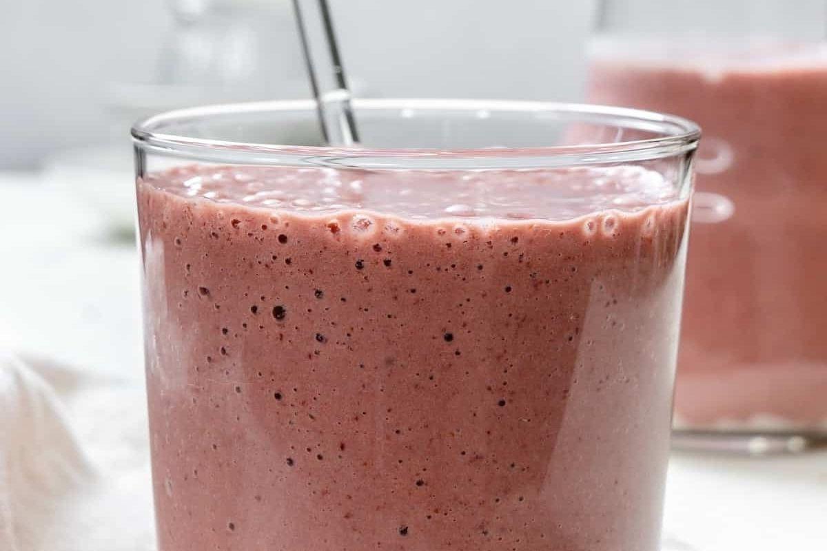 27 Εύκολες Συνταγές Smoothie για να Κάνουν την Ημέρα σας Καλύτερη 17 Ένα ποτήρι smoothie φράουλας με καλαμάκι, με συνταγές pinwheel.