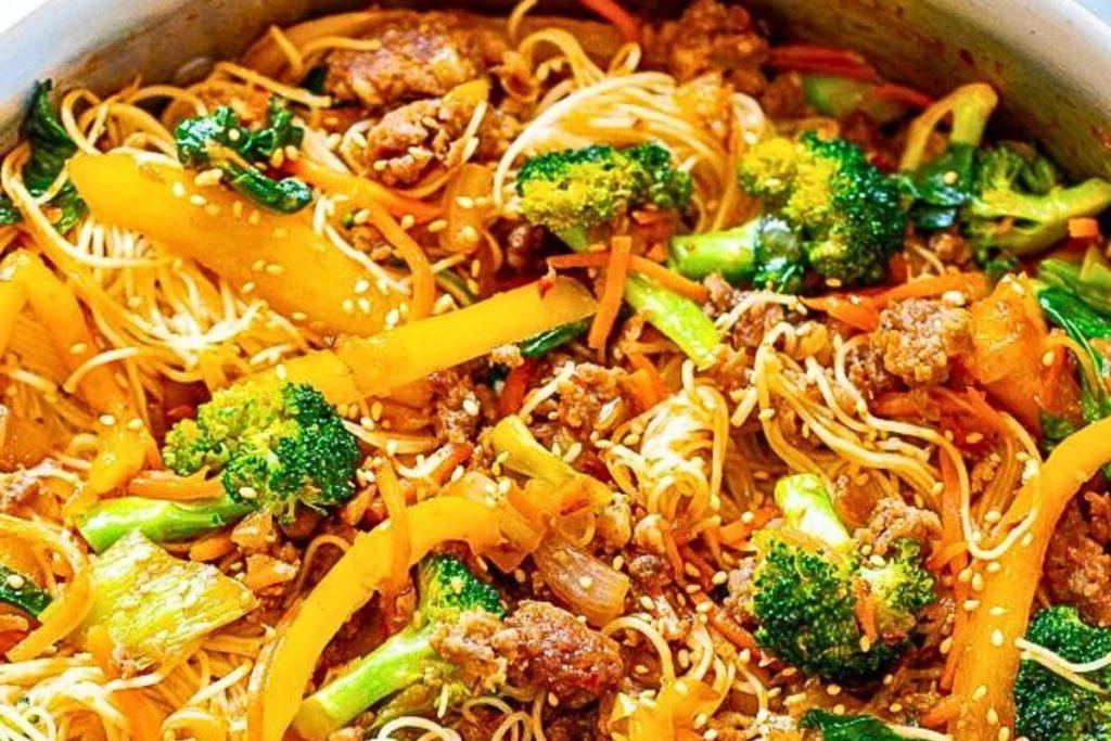 Εύκολο Δείπνο με Γουόκ: 18 Συνταγές Stir-Fry 18 Ένα μπολ με stir fry χοιρινό.