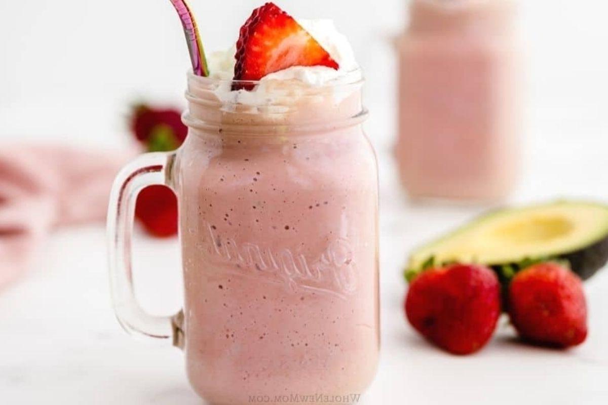 27 Εύκολες Συνταγές Smoothie για να Κάνουν την Ημέρα σας Καλύτερη 18 Smoothie φράουλας-αβοκάντο σε βάζο, ιδανικό για συνταγές pinwheel.