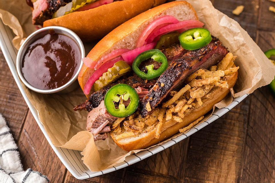 Ένα σπιτικό σάντουιτς brisket σε ένα καλάθι.