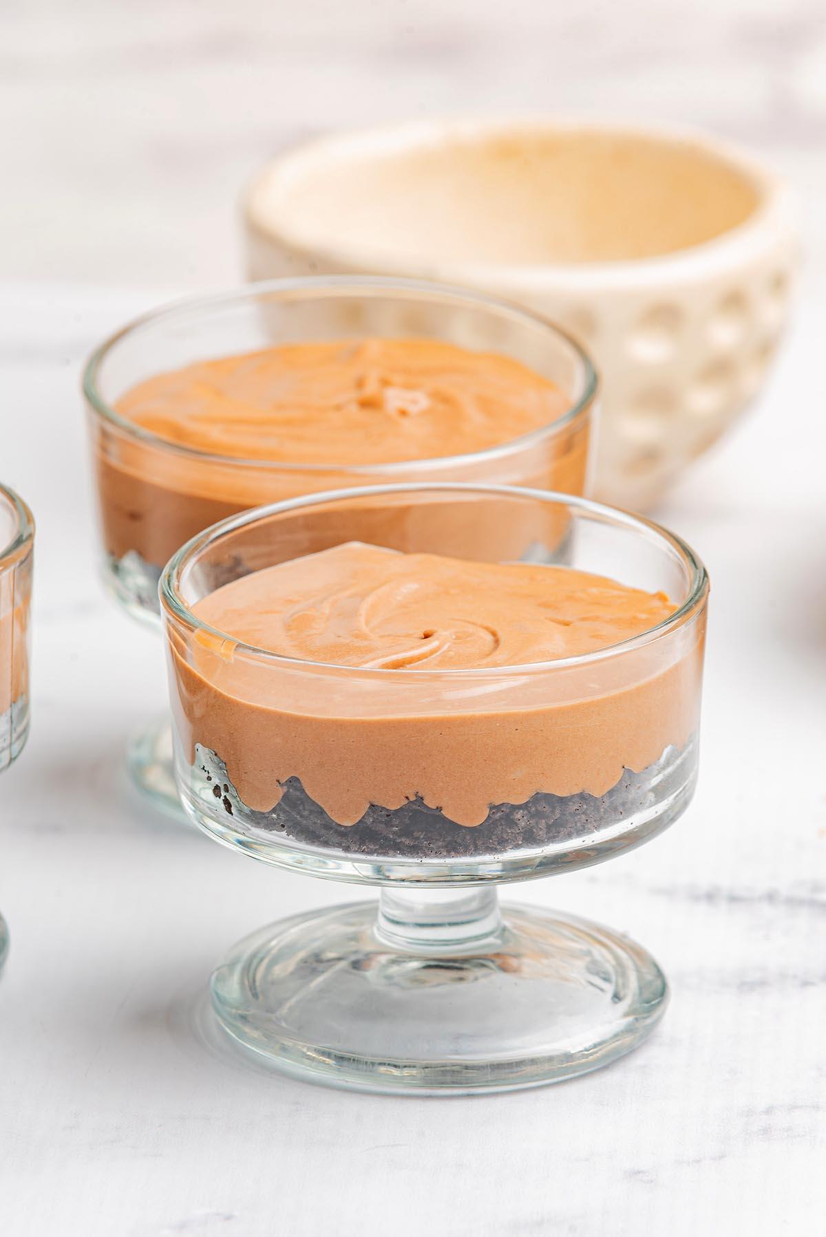 Νουτέλα Μους Κουπάκια 18 Δύο ποτηράκια μους Nutella, έτοιμα για σερβίρισμα