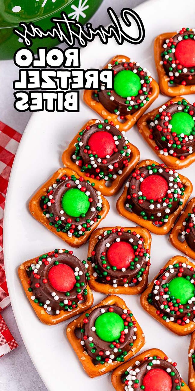 Πιάτο με Χριστουγεννιάτικες μπουκιές Rolo pretzel με λιωμένη σοκολάτα, κόκκινες και πράσινες καραμέλες και τρούφες.