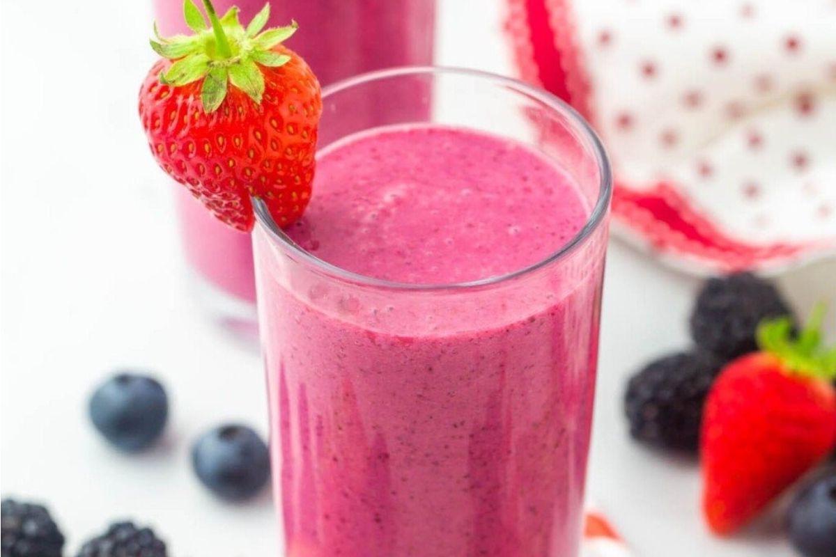 27 Εύκολες Συνταγές Smoothie για να Κάνουν την Ημέρα σας Καλύτερη 19 Δύο ποτήρια smoothie με μούρα, βατόμουρα και συνταγές pinwheel.