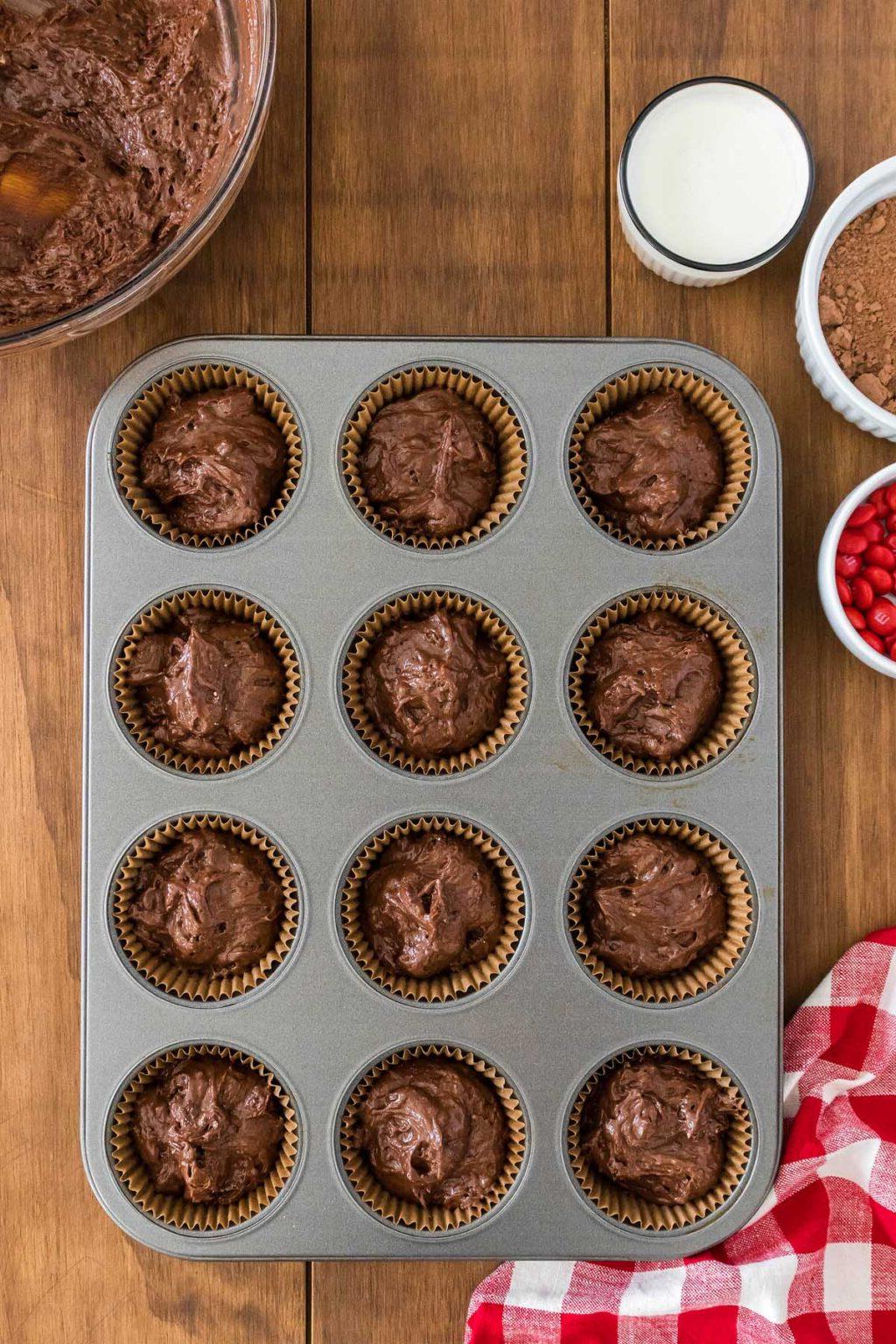 Εύκολα Καπκέικ Ταράνδου 19 Cupcakes Rudolf σε φόρμα για muffins σε ξύλινο τραπέζι.