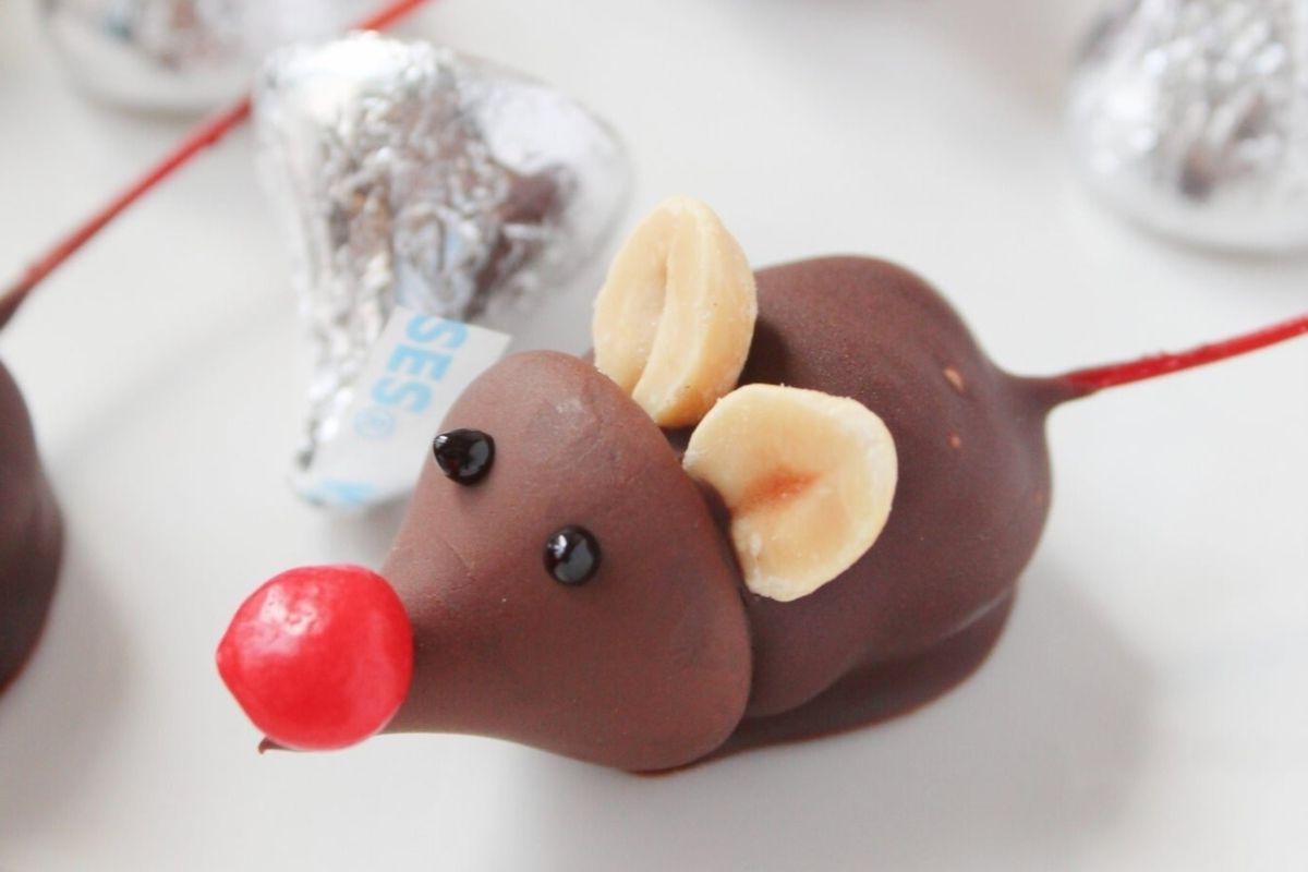 21 Λαχταριστές Συνταγές με σοκολάτα Hershey's Kiss 19 Μια ομάδα σοκολατένιων ταράνδων σε λευκή επιφάνεια, ιδανική για συνταγές Hershey Kiss.