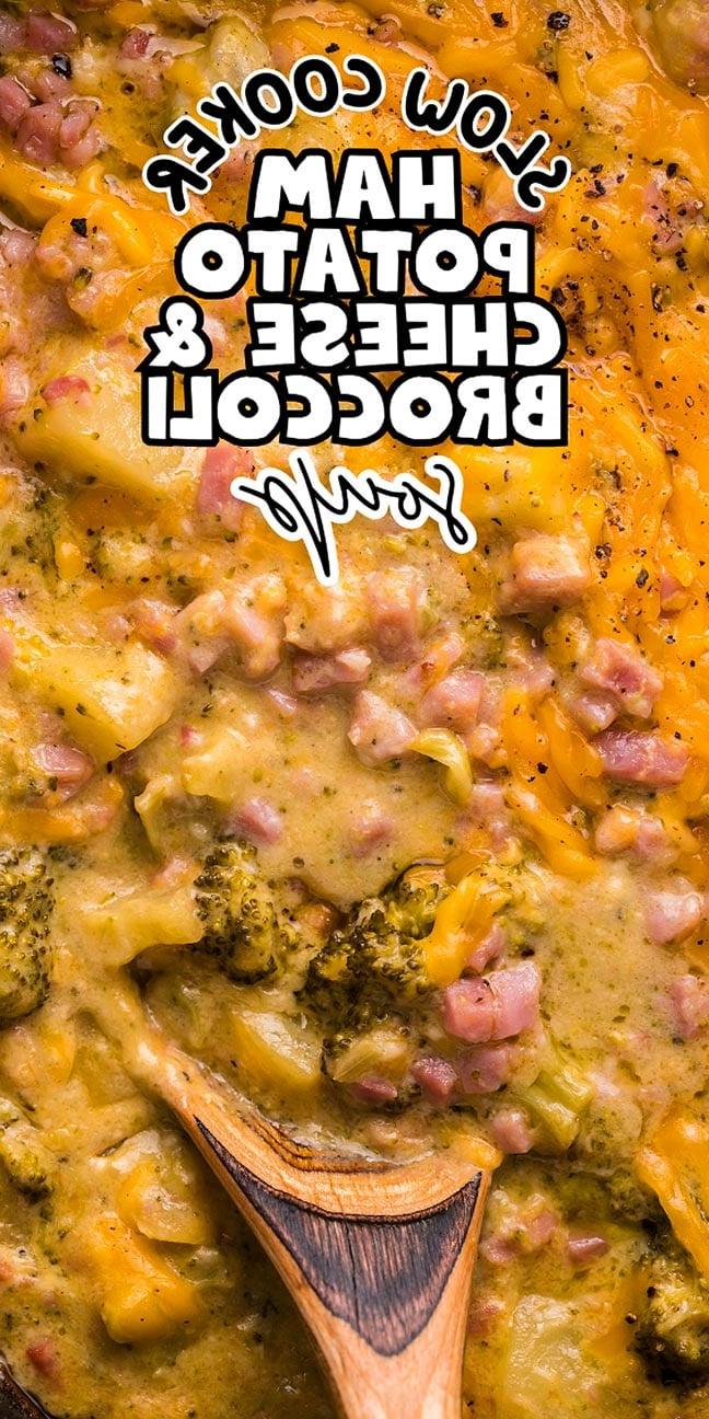 Σιγομαγειρεμένη Σούπα Ζαμπόν, Μπρόκολου και Τσένταρ 20 Κοντινό πλάνο χορταστικής σούπας από αργή κουζίνα με ζαμπόν, πατάτα, τυρί και μπρόκολο να ανακατεύεται με ξύλινο κουτάλι, αναδεικνύοντας την πλούσια και ομοιόμορφη υφή της.