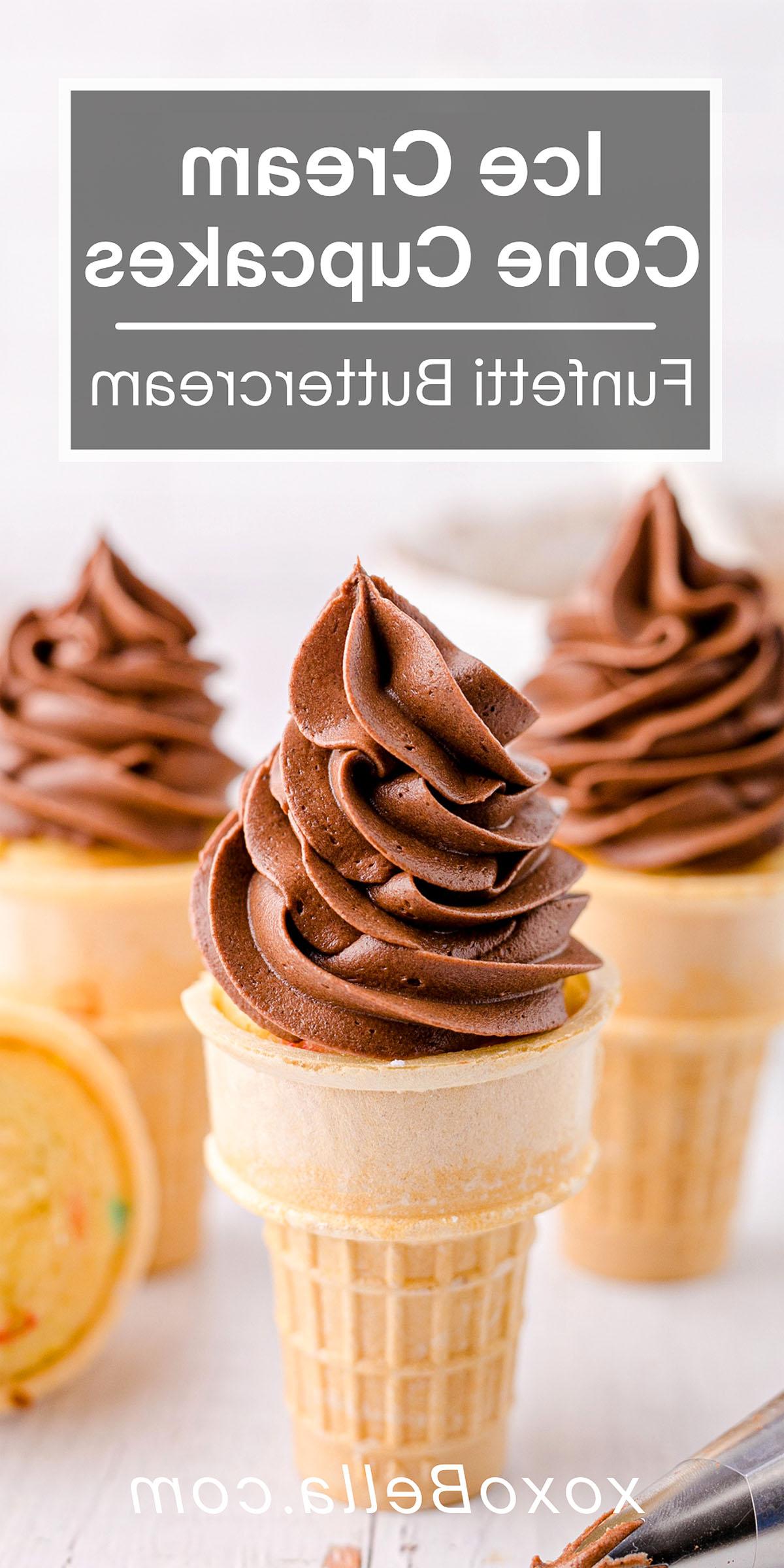 Κεκάκια Χωνάκι Παγωτού 20 Τρία cupcakes σε χωνάκι παγωτού με στροβιλιστή σοκολατένια βουτυρόκρεμα, τέλεια ως cupcakes σε χωνάκια παγωτού για πάρτι γενεθλίων. Επισημασμένα "Ice Cream Cone Cupcakes.