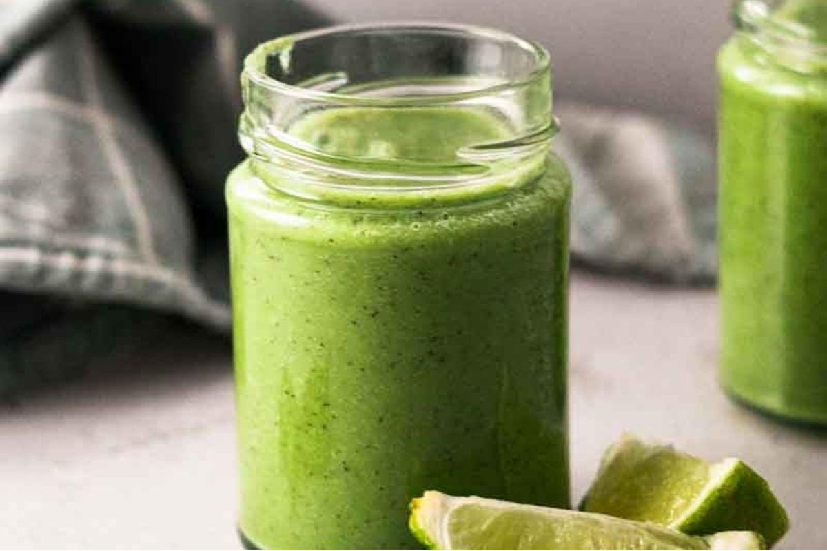 27 Εύκολες Συνταγές Smoothie για να Κάνουν την Ημέρα σας Καλύτερη 20 Ένα πράσινο smoothie σε βάζο με φέτες λάιμ, με συνταγές pinwheel.