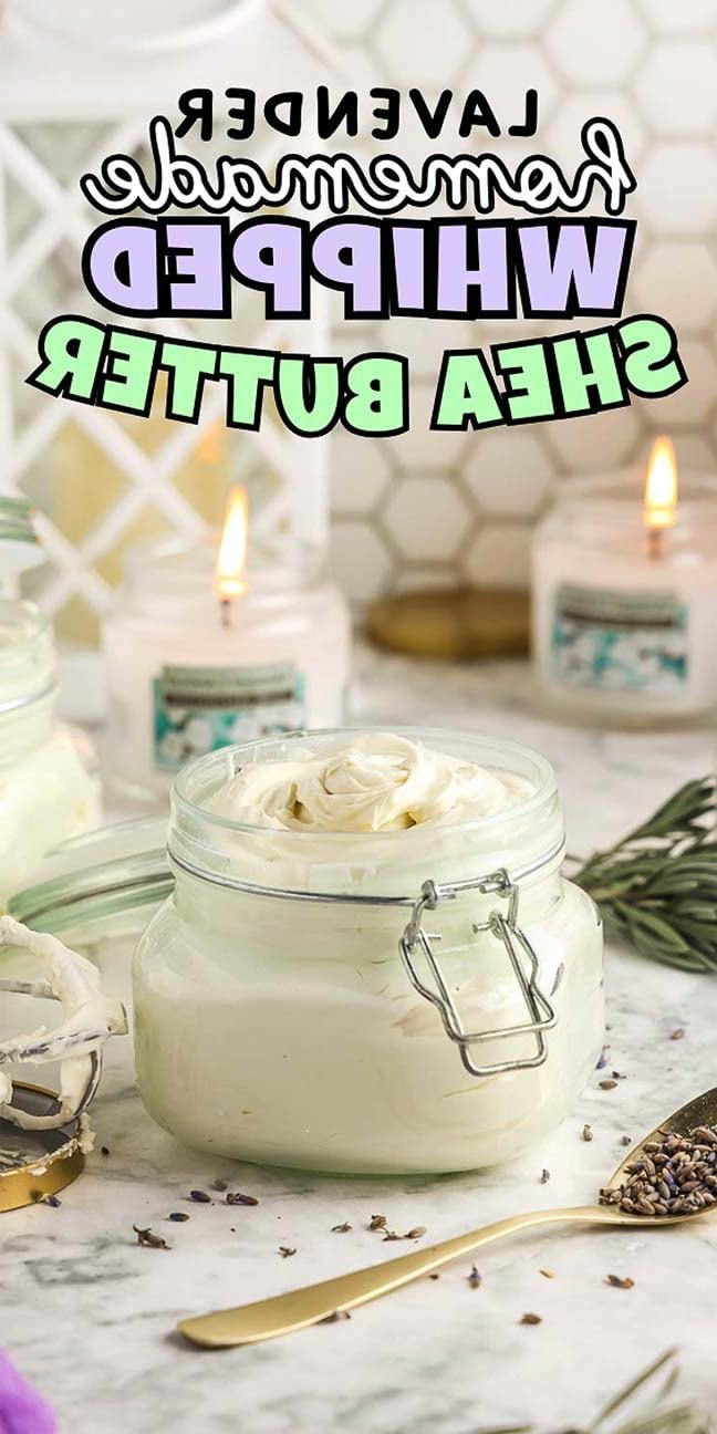 Βάζο με σπιτικό χτυπητό βούτυρο καριτέ περιτριγυρισμένο από κεριά, με φόντο μάρμαρο και πλακάκια.