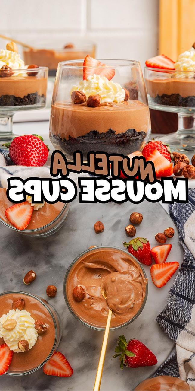 Νουτέλα Μους Κουπάκια 20 Γυάλινα ποτήρια γεμάτα με πλούσια μους Nutella, κομψά γαρνιρισμένα με σαντιγί, φράουλες και ξηρούς καρπούς, τοποθετημένα σε μαρμάρινη επιφάνεια περιστοιχισμένα από φρέσκες φράουλες. Κείμενο: "Ποτηράκια Μους Nutella".