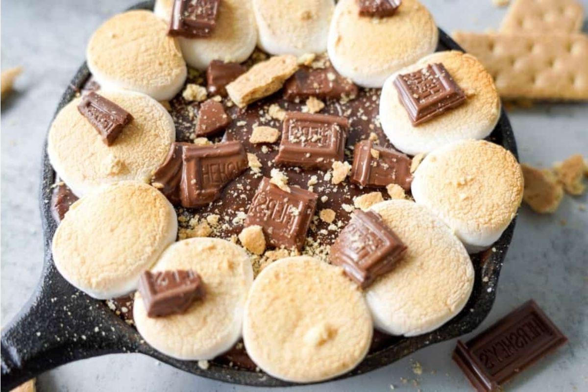 21 Λαχταριστές Συνταγές με σοκολάτα Hershey's Kiss 20 Ένα τηγάνι γεμάτο s'mores και συνταγές Hershey Kiss.