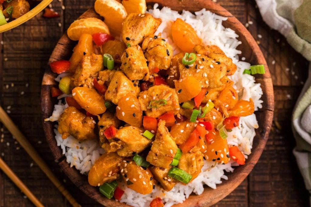 Εύκολο Δείπνο με Γουόκ: 18 Συνταγές Stir-Fry 3 Κοτόπουλο stir fry με μανταρίνι σε μπολ με ρύζι.