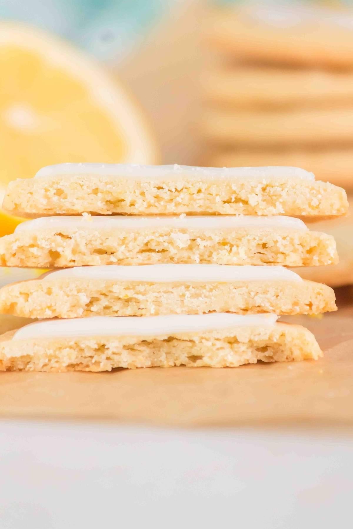 Μια στοίβα από λεμονάτα μπισκότα shortbread με γλάσο, τέλεια κομμένα για να αποκαλύψουν την ντελικάτη υφή τους.